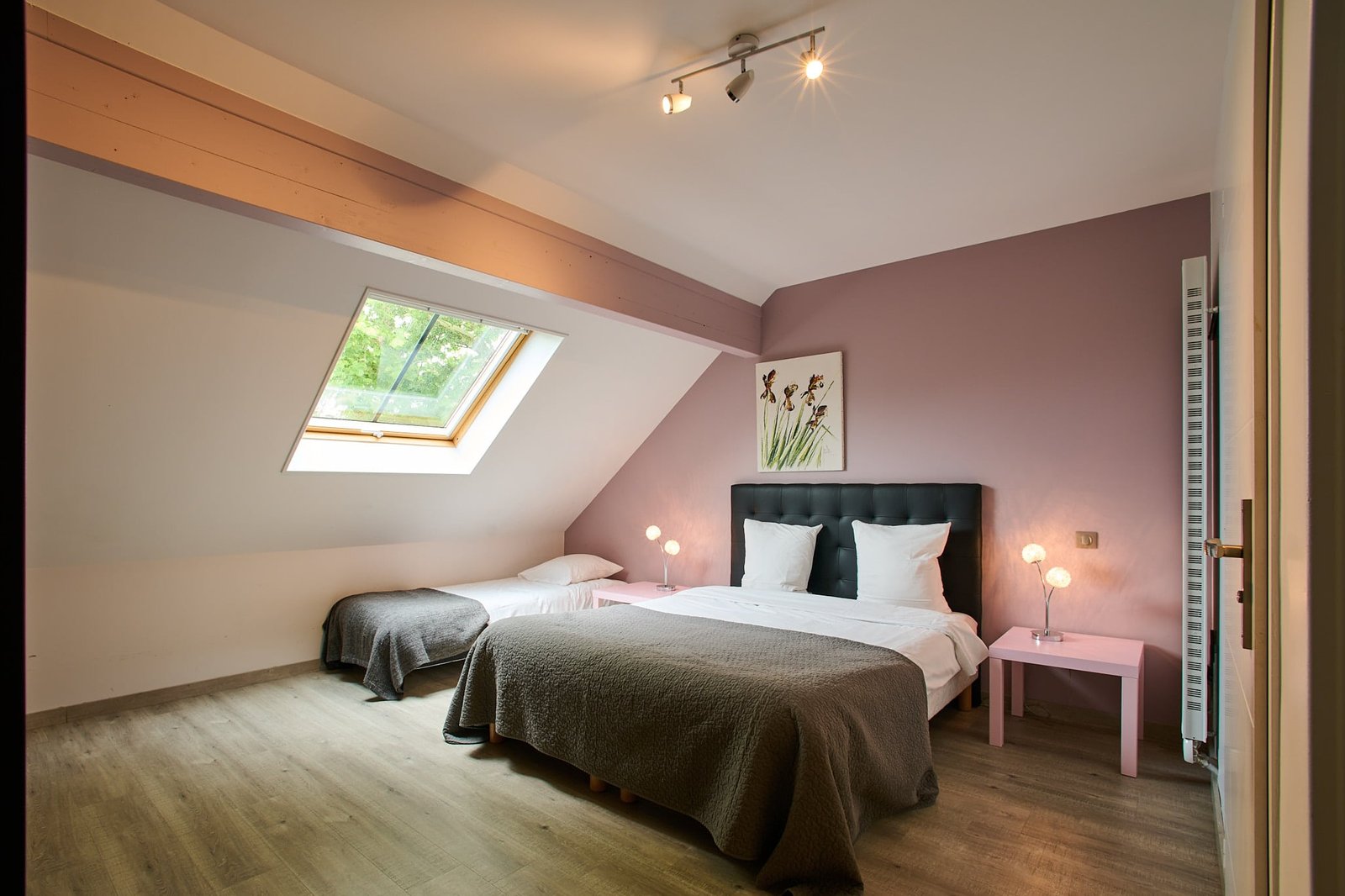 Chambre lumineuse du gîte Côté Village